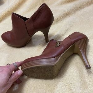 Beautiful shoes - size 7.5 - barely worn